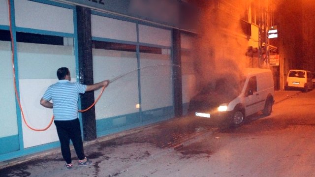 Konya'da Yanan Aracı Hortum ve Leğenlerle Söndürmeye Çalıştılar