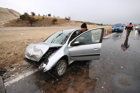 Otomobiller çarpıştı 6 kişi yaralandı