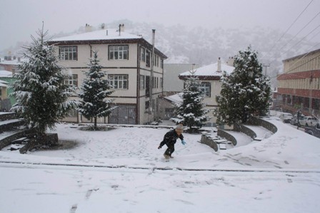 Kar yağışı Derbent’i beyaza bürüdü