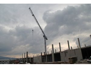 Fenalaşan vinç operatörü itfaiyenin yardımıyla indirildi