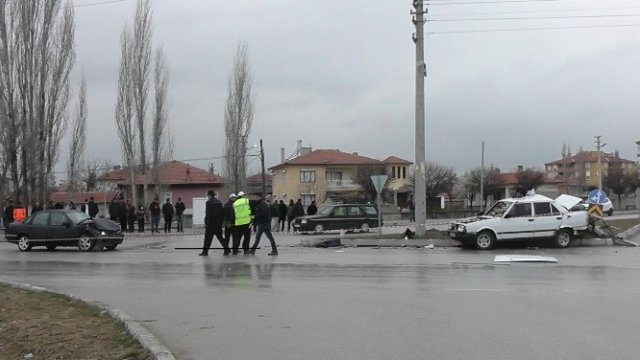 Konya'da Otomobiller Çarpıştı:1’i Ağır 6 Yaralı