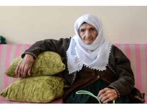 Terör, asırlık nineyi evinden etti