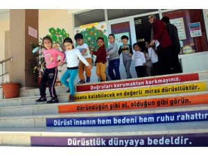 Anaokulu öğrencileri "dürüstlük" için koştu