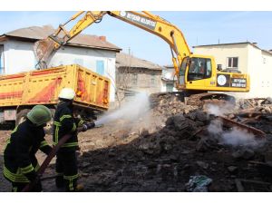 Beyşehir'de çıkan yangında iki ev yanarak kül oldu