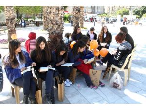 Kitap okuyup çam fidanlarını aldılar