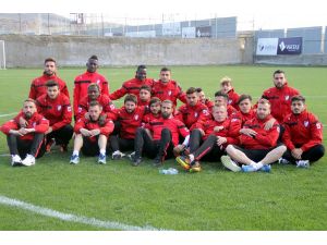 Vartaş Elazığsporlu futbolculardan oturma eylemi