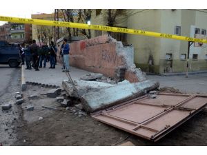 İş makinesinin çarptığı duvar çocuklar üzerine yıkıldı