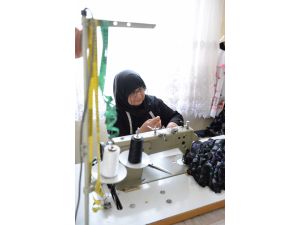Suriyeli 40 yıllık terzi yurttaşlarına meslek öğretiyor