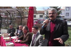 Beyşehir'de öğrenciler parkta kitap okudu