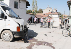 Kamyonet minibüsle çarpıştı