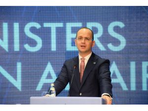 AB Komiseri Hahn Arnavutluk'ta