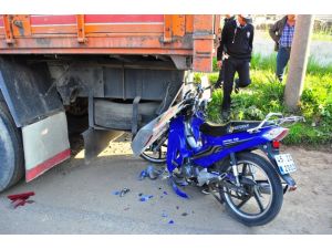 Turgutlu'da motosiklet kamyona çarptı: 2 ağır yaralı