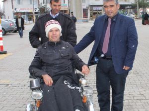 Başkan Öcal'dan engelli vatandaşa akülü araba
