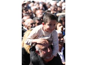 Başbakan Davutoğlu Diyarbakır'da