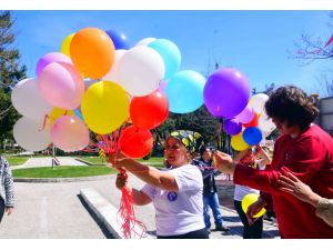 Otizme dikkati çekmek için gökyüzüne balon bırakıldı