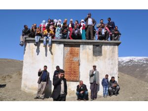 Telefonla konuşmak için tepelere çıkıyorlar