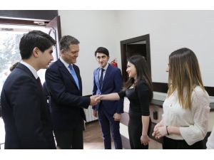 Bakü Büyükelçisi Coşkun, Azerbaycanlı öğrencilerle bir araya geldi