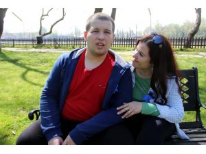 Ömrünü otizmli evladına adadı