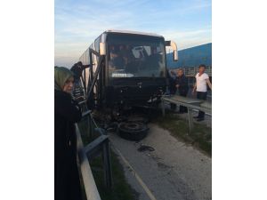 Eskişehir'de otobüs refüje çarptı: 2 yaralı