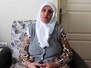 Teröristlerce yakılan Fatih Paşa Camisi'ni görünce ağlayan kadın