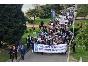 Otistik ağabeyini kortejde sırtında taşıdı