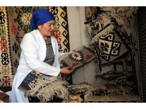 Kanserle mücadelesinde kilim dokuyarak moral kazandı