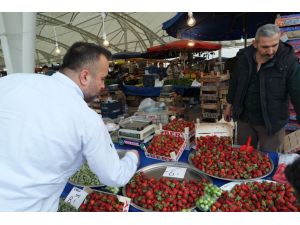 Tezgahlar bahar meyveleriyle renklendi