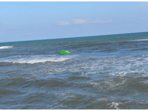 Dalgalara kapılan balıkçı çiftin teknesi alabora oldu