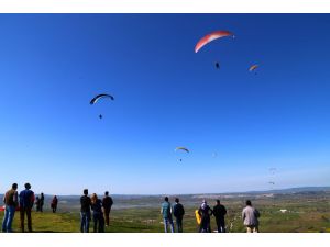 Yamaç paraşütüyle gökyüzünün tadını çıkardılar