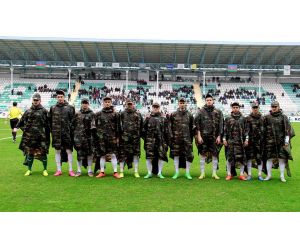 Azerbaycanlı futbolculardan askeri kıyafetli anma