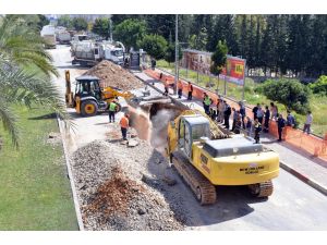 Patlayan kanalizasyon borusu yolu çökertti