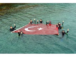 Dalgıçlar terörü protesto için denizde bayrak açtı