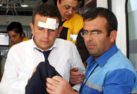 Lise öğrencisi okul önünde bıçaklandı