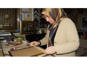 Sanatsal çerçeve üreterek aile bütçesine katkıda bulunuyor