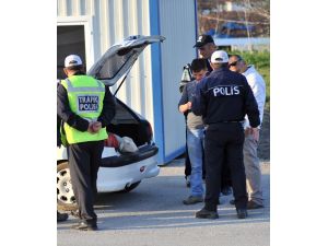 Yolda bulduğu yaralı koyunu polise teslim etti