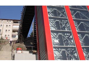 Tepedeki mahalle için asansör