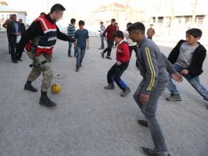 Çocuklarla futbol oynayıp ailelere yardım dağıttılar