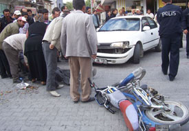 Otomobil motosiklete çarptı