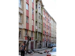Evindeki eşyaları dördüncü kattan sokağa attı