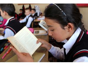 Tıp Fakültesi öğrencilerinden çocuklara kitap desteği