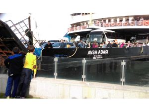 Çanakkale'de yolcu feribotu karaya oturdu