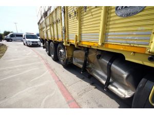 Çevik kuvvet minibüsü kamyonla çarpıştı