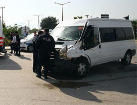 Çevik kuvvet minibüsü kamyonla çarpıştı: Çok sayıda polis yaralı