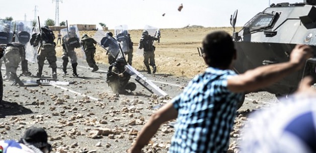 Mehmetçik "taş atan çocuklara" oyuncak dağıttı