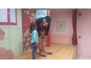 Ulaş Anaokulu öğrencileri tiyatro oyunu izledi