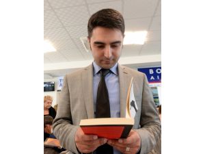 Havalimanında kitap okuma etkinliği