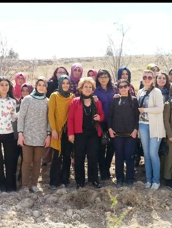 Fulya hoca ve öğrenciler ağaç dikti