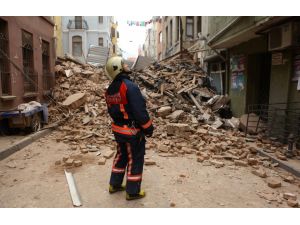 Beyoğlu'nda metruk bina çöktü