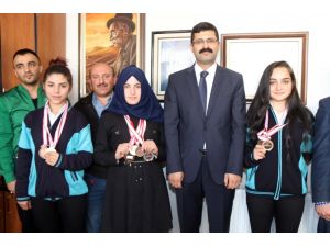 Wushu'da derece alan öğrencilerden kaymakama ziyaret