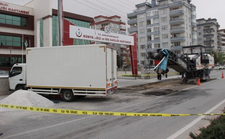 Kaldırımda bekleyen kadın kamyonetin altında kalarak öldü